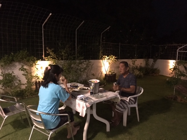 月あかりの下で、裸足でディナー♪