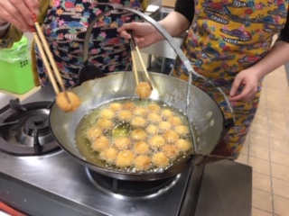 仕事仲間で、サーターアンダギーづくり♪